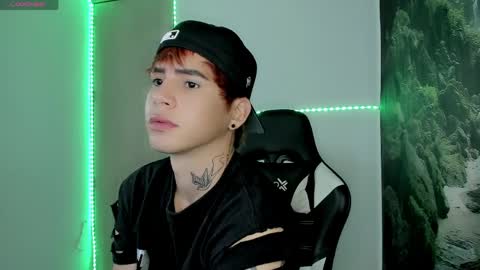 kiss_whitee online show from April 2, 2:31 am