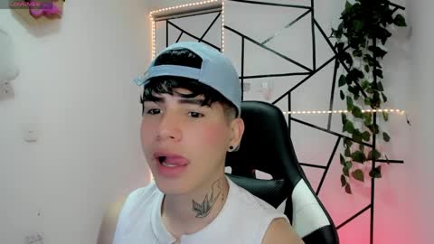 kiss_whitee online show from May 20, 4:40 am