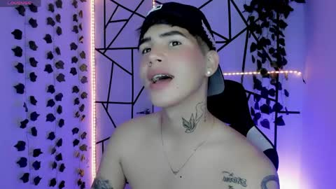 kiss_whitee online show from May 23, 12:38 am