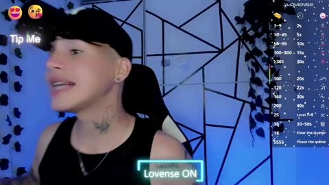 kiss_whitee online show from May 27, 6:32 am