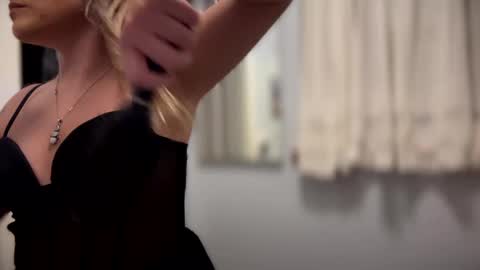 Snapshot of kissahsins chatting on January 1, 4:07 am Kissah Kreampuff online show from January 1, 4:07 am