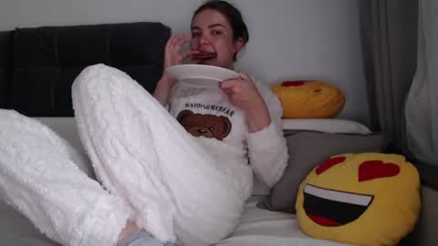 Snapshot of kitcatheaven4u chatting on July 28, 6:20 am Im Amaia Everyone Merry Christmas online show from July 28, 6:20 am
