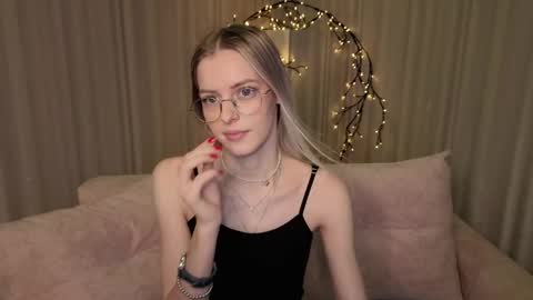 Snapshot of kitty__like18 chatting on May 7, 12:49 am Kitty online show from May 7, 12:49 am