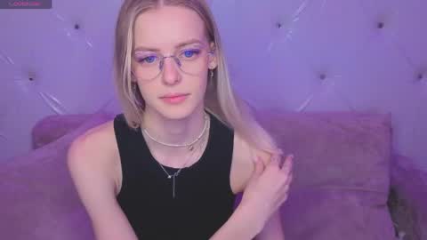 Snapshot of kitty__like18 chatting on May 17, 12:52 am Kitty online show from May 17, 12:52 am