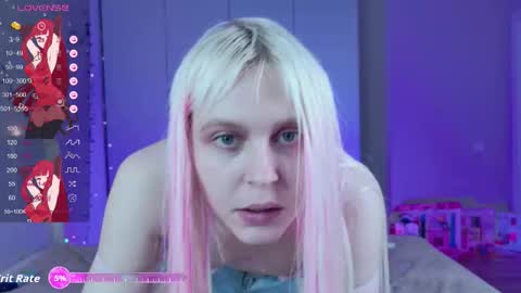 Snapshot of kitty_dora chatting on December 14, 8:35 pm Evelyn online show from December 14, 8:35 pm