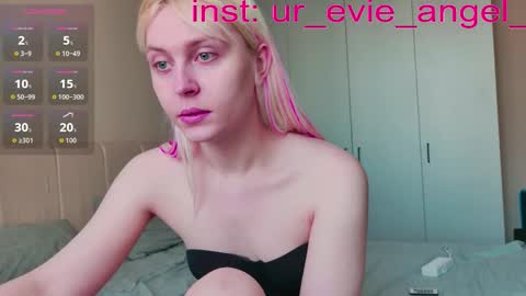 Snapshot of kitty_dora chatting on March 22, 9:34 am Evelyn online show from March 22, 9:34 am