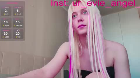 Snapshot of kitty_dora chatting on March 25, 10:54 am Evelyn online show from March 25, 10:54 am