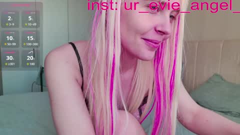 Snapshot of kitty_dora chatting on March 30, 9:21 am Evelyn online show from March 30, 9:21 am