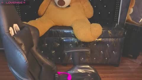 kitty_fox_b online show from November 12, 1:33 pm