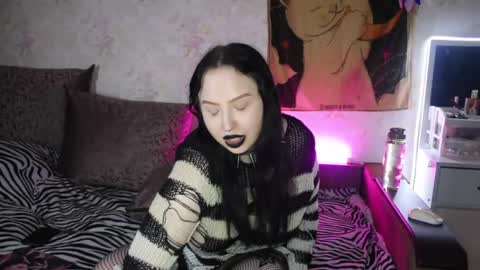 Hey  Im Ellie  if you like me and like my show give me a thumbs up hehe online show from June 1, 9:16 pm