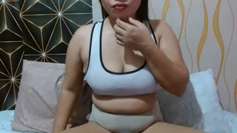 Snapshot of kitty_kheira chatting on June 22, 8:22 am Kheira online show from June 22, 8:22 am