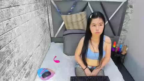 kitty_small69 online show from May 4, 2:35 pm