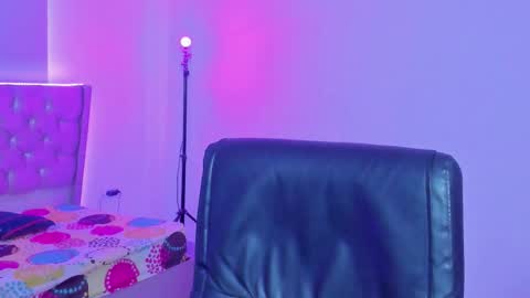 kitty_violet11 online show from February 21, 9:38 pm