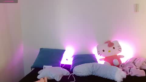 Snapshot of kittycatw chatting on January 9, 11:25 am LAURA  help me reach 100likes online show from January 9, 11:25 am