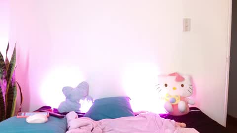 Snapshot of kittycatw chatting on January 28, 8:26 pm LAURA  help me reach 100likes online show from January 28, 8:26 pm