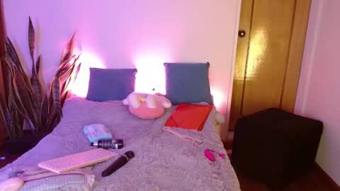 Snapshot of kittycatw chatting on September 23, 6:05 am LAURA  help me reach 100likes online show from September 23, 6:05 am