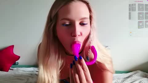 Snapshot of kittymiasofi chatting on April 11, 10:52 am kittymiumiu online show from April 11, 10:52 am