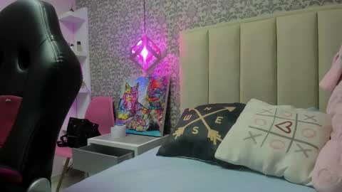  K I T T  Y  online show from February 13, 11:17 am