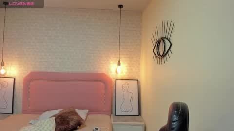  K I T T  Y  online show from October 18, 12:06 pm