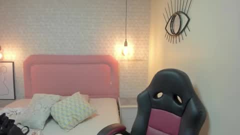  K I T T  Y  online show from February 26, 12:15 pm