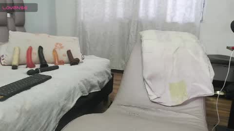 kittywhiteass online show from April 12, 9:42 pm