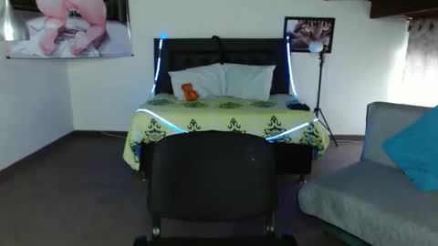 Kloe deker online show from February 17, 2:04 pm