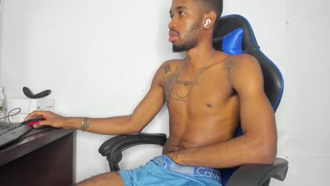 Snapshot of kofi_exotic_ chatting on December 19, 7:40 pm kofi online show from December 19, 7:40 pm