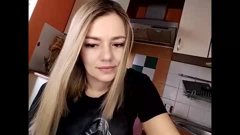 Snapshot of krisssexi chatting on February 24, 5:22 am KrissSexi online show from February 24, 5:22 am