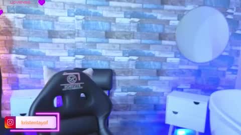 Snapshot of kristen_tay chatting on February 9, 3:21 am kristen_tay online show from February 9, 3:21 am