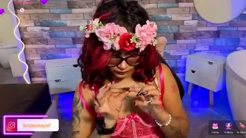 Snapshot of kristen_tay chatting on February 12, 4:07 am kristen_tay online show from February 12, 4:07 am