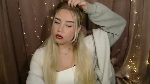 Snapshot of kristyflowers chatting on December 9, 7:17 am KristyFlowers online show from December 9, 7:17 am