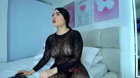 kylie jenn2 online show from May 5, 1:57 am