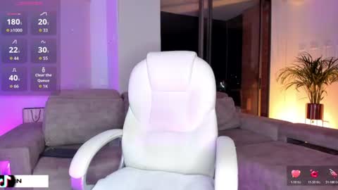 Snapshot of kylie_rox03 chatting on June 10, 2:45 am online show from June 10, 2:45 am