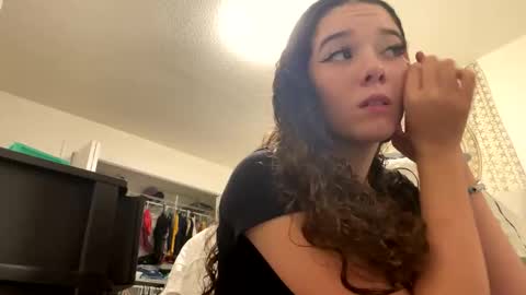 Snapshot of kylieexoxoxo2432 chatting on November 19, 10:32 pm Kylie online show from November 19, 10:32 pm