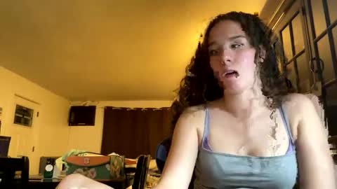 Snapshot of kylieexoxoxo2432 chatting on December 1, 12:04 am Kylie online show from December 1, 12:04 am