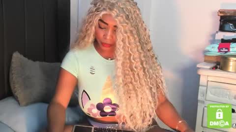 kylie white boobs online show from November 26, 7:04 pm