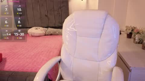  L A R A   online show from November 1, 8:33 pm