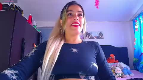 Snapshot of lacolombiana_bitch chatting on July 8, 8:13 pm Valentina online show from July 8, 8:13 pm
