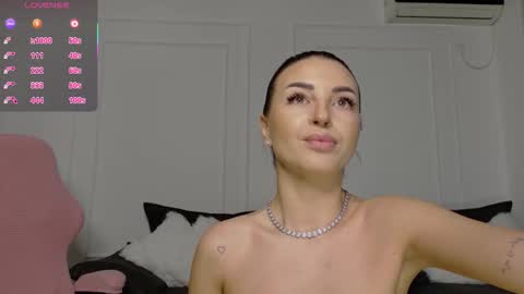 Snapshot of lady_charm__ chatting on March 6, 7:16 am Mira online show from March 6, 7:16 am
