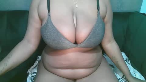Snapshot of lady_dearra chatting on May 4, 2:18 am lady_dearra online show from May 4, 2:18 am