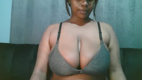 Snapshot of lady_dearra chatting on May 23, 2:39 am lady_dearra online show from May 23, 2:39 am