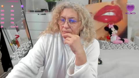 Snapshot of lady_dy4u chatting on January 22, 11:45 am diana online show from January 22, 11:45 am