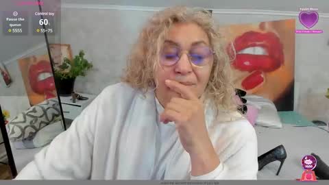 Snapshot of lady_dy4u chatting on February 19, 9:17 am diana online show from February 19, 9:17 am