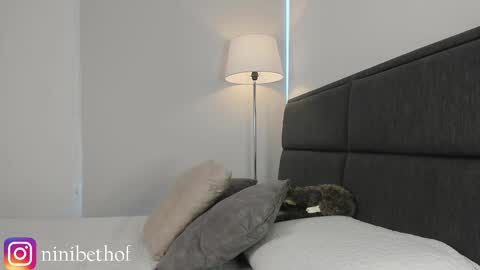 Snapshot of lady_ni chatting on February 28, 12:52 pm    700  1300 -5 online show from February 28, 12:52 pm