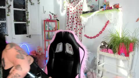 Mia online show from April 4, 6:49 pm