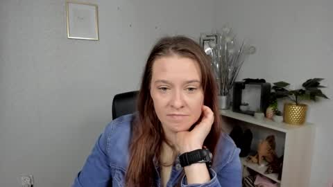 Snapshot of ladyalessa chatting on June 1, 5:31 am ALESSA online show from June 1, 5:31 am