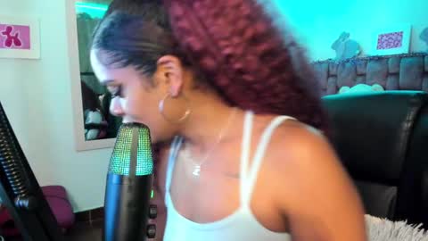 Snapshot of ladydanniela chatting on December 18, 2:42 am leidy daniela online show from December 18, 2:42 am