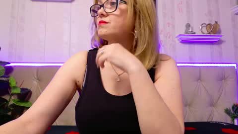 Snapshot of ladyjeen chatting on April 29, 12:42 pm Lady Jeen Back on Sunday 8th of December online show from April 29, 12:42 pm