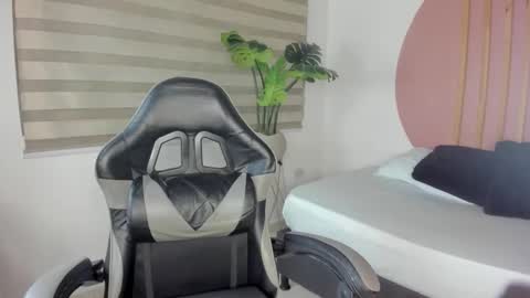 Snapshot of laia_hatman chatting on January 15, 3:22 am L A I A online show from January 15, 3:22 am