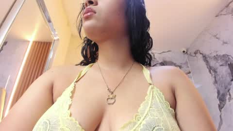 Snapshot of lailamorfy chatting on May 11, 11:49 am online show from May 11, 11:49 am